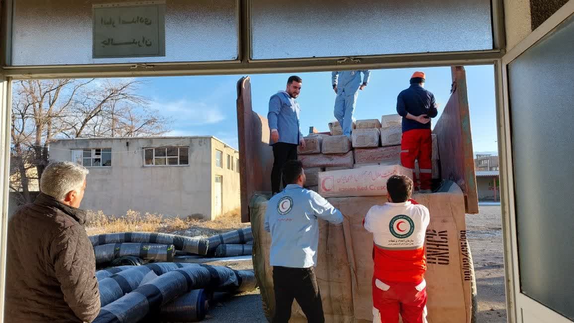 بارگیری 100 دستگاه چادر و 300 تخته پتو از انبار امدادی هلالاحمر چالدران جهت ارسال به مناطق زلزله زده شهرستان خوی با همکاری فرمانداری ،راهداری و حمل و نقل جادهای ،شهرداری و هلالاحمر چالدران