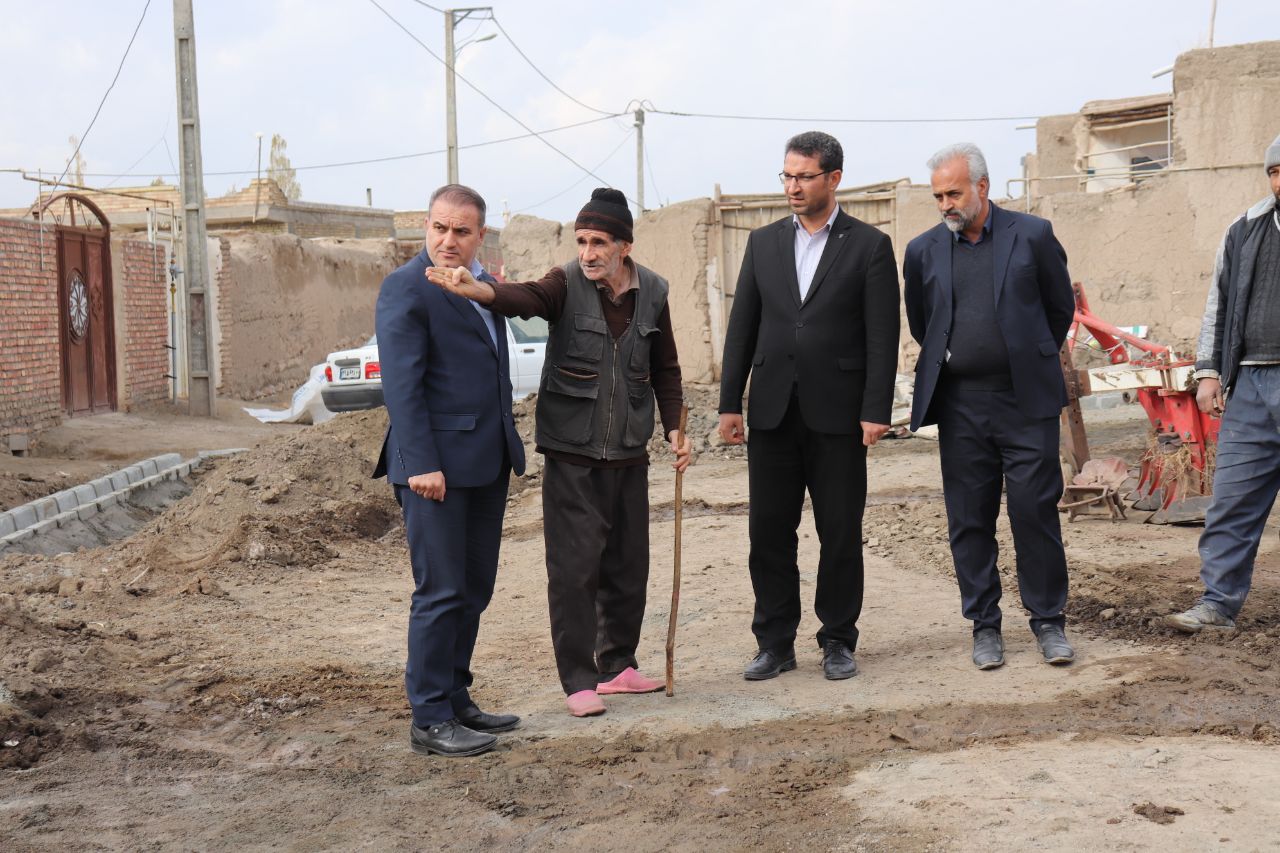 بازدید فرماندار از روند اجرای پروژه عمرانی در روستای حالحال بخش دشتک