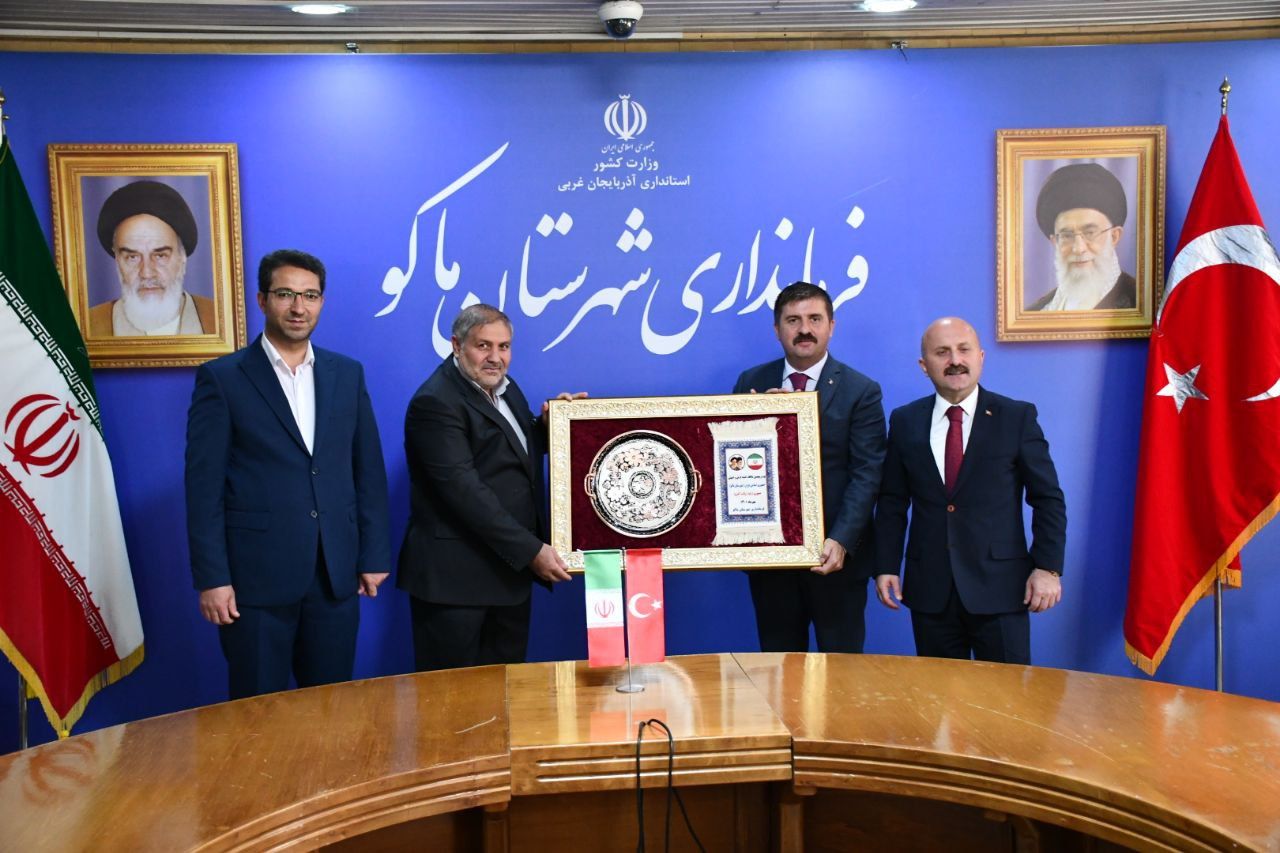 اهدای هدایا به رسم یاد بود از طرف فرمانداران ماکو و چالدران به والیان آغری و ایغدر