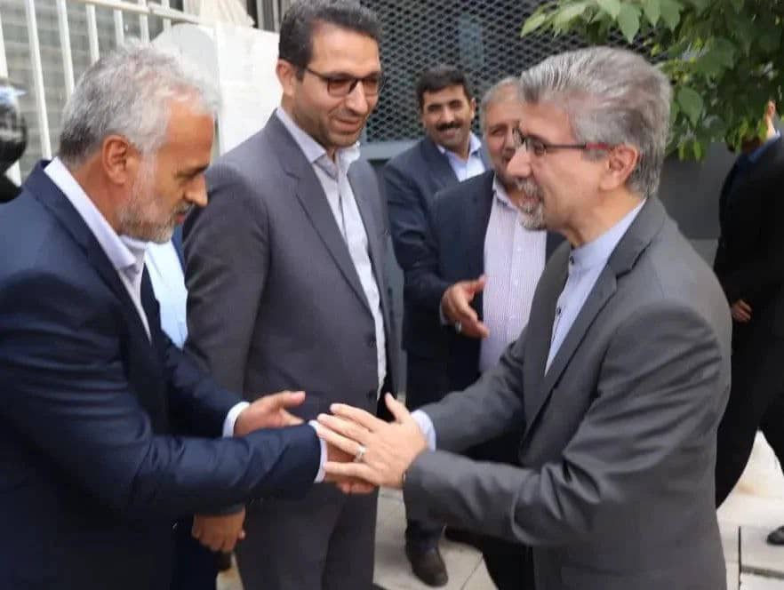 با استقبال گرم سجاد سلطان زاده سرکنسول ایران در ارزروم ترکیه فرمانداران شهرستان های چالدران و ماکو و هیات همراه وارد استان ارزروم ترکیه شدند .