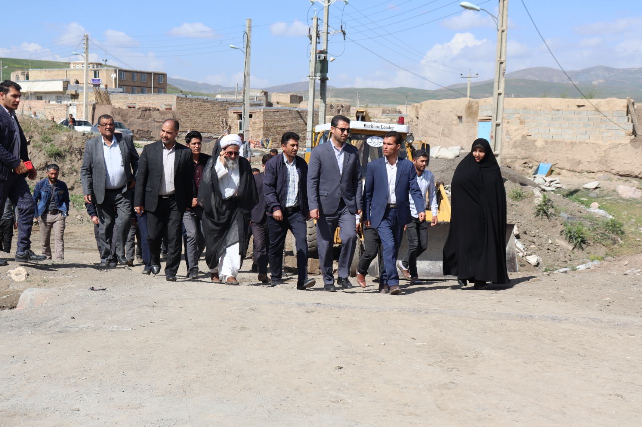 محمدرضا عبدالله نژاد فرماندار چالدران در روستای قهرمان کندی حضور یافت و ضمن دیدار با اهالی روستا از نزدیک از روند اجرایی طرح هادی این روستا بازدید نمودند.