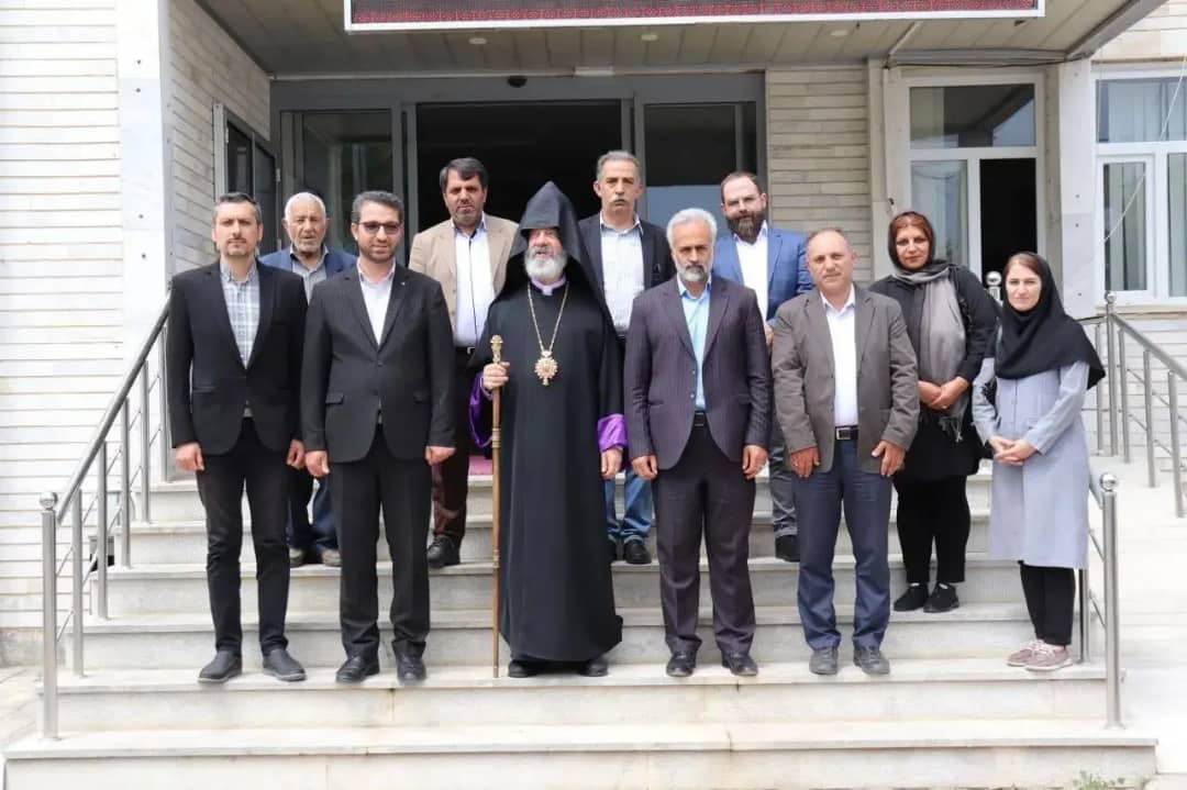  ✅ اسقف گری گور چفت چیان خلیفه ارامنه آذربایجان به همراه اعضای شورای خلیفه گری ارامنه آذربایجان با حضور در فرمانداری چالدران با محمدرضا عبدالله نژاد فرماندار این شهرستان دیدار و گفتگو کردند .