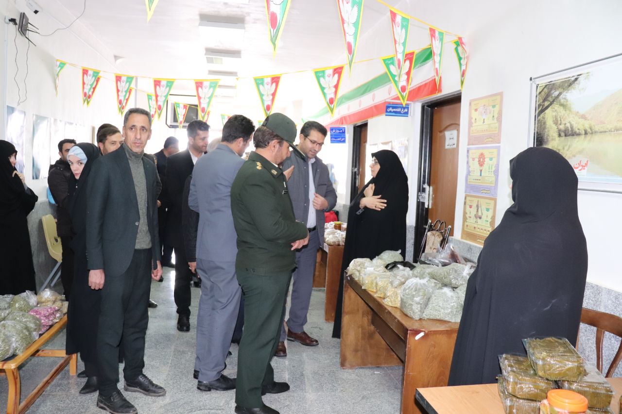 با حضور محمدرضا عبدالله نژاد فرماندار چالدران و اعضای شورای اداری نمایشگاه توانمندیهای بانوان و دانشجویان دانشگاه پیام نور شهرستان چالدران افتتاح شد .