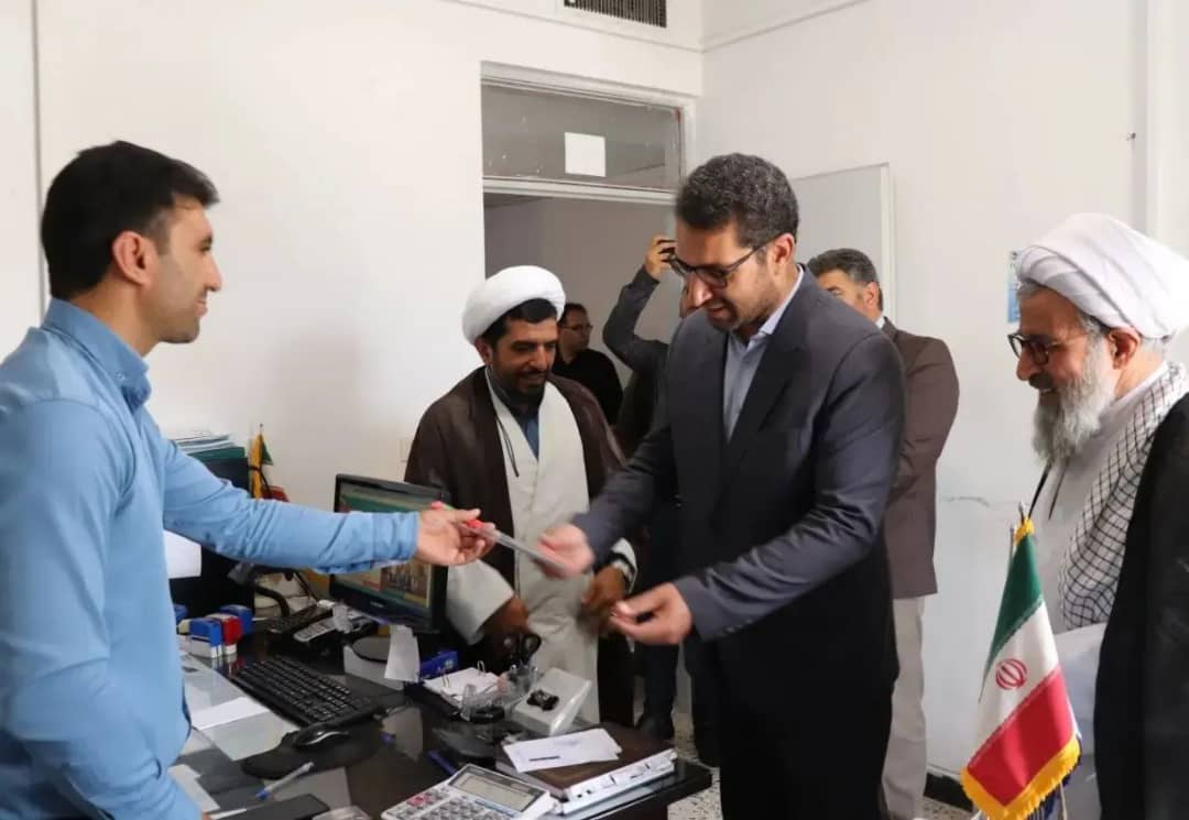 محمدرضا عبدالله نژاد فرماندارشهرستان چالدران به مناسبت گرامی داشت هفته قوه قضائیه در دادگستری چالدران حضور یافت ، ضمن تبریک این هفته با اهداء شاخه گل از زحمات قضات و کارکنان تجلیل و قدردانی کرد.