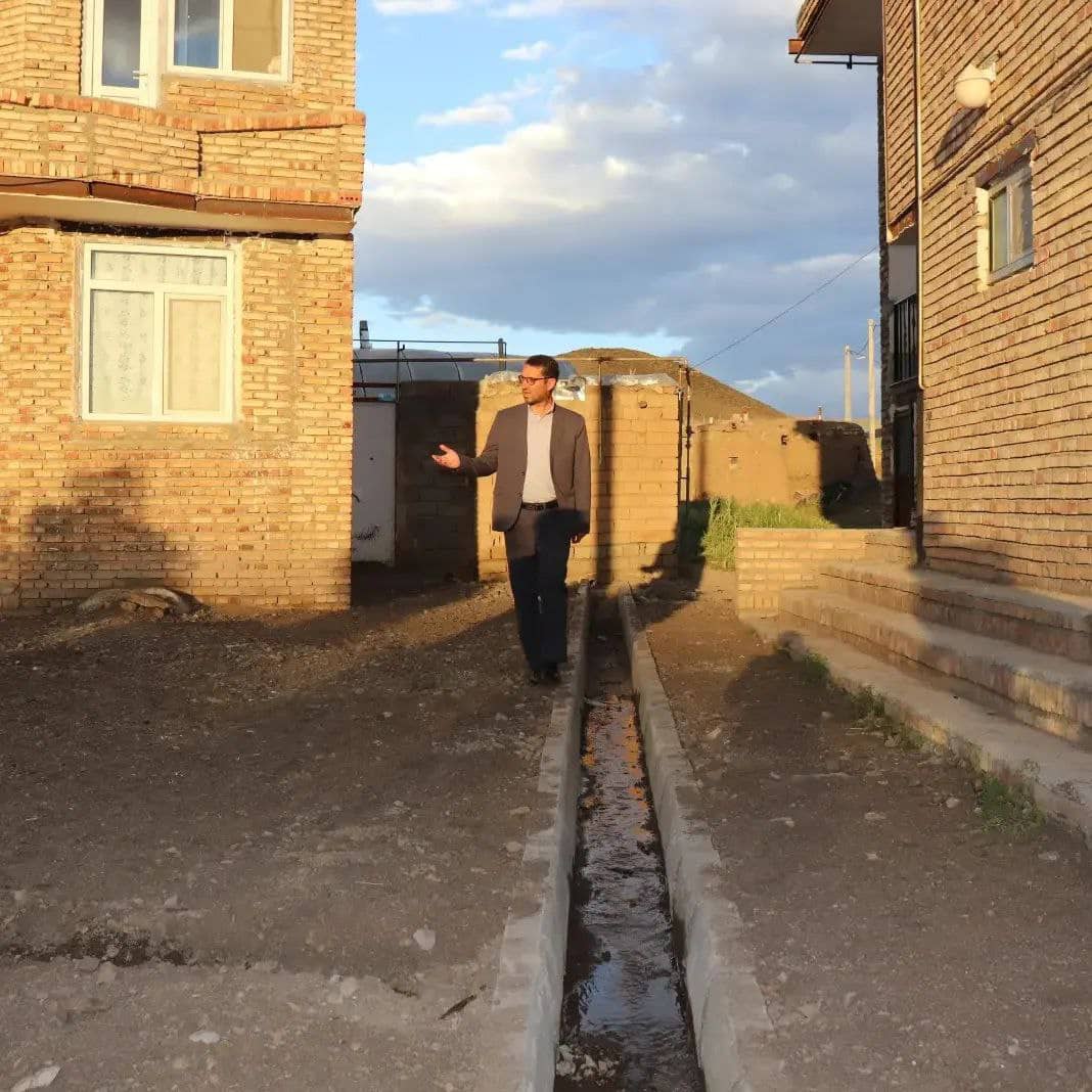 محمدرضا عبدالله نژاد فرماندار شهرستان چالدران در راستای بررسی نتایج سفرهای روستایی خود در روستای شاه گلن این شهرستان حضور یافت .