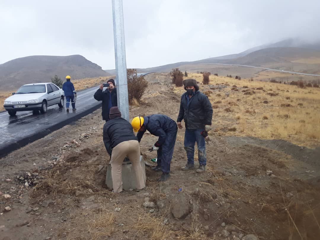 آغاز عملیات روشنایی راه ارتباطی منتهی به یادمان شهدای گمنام شهرستان چالدران با حضور فرماندار
