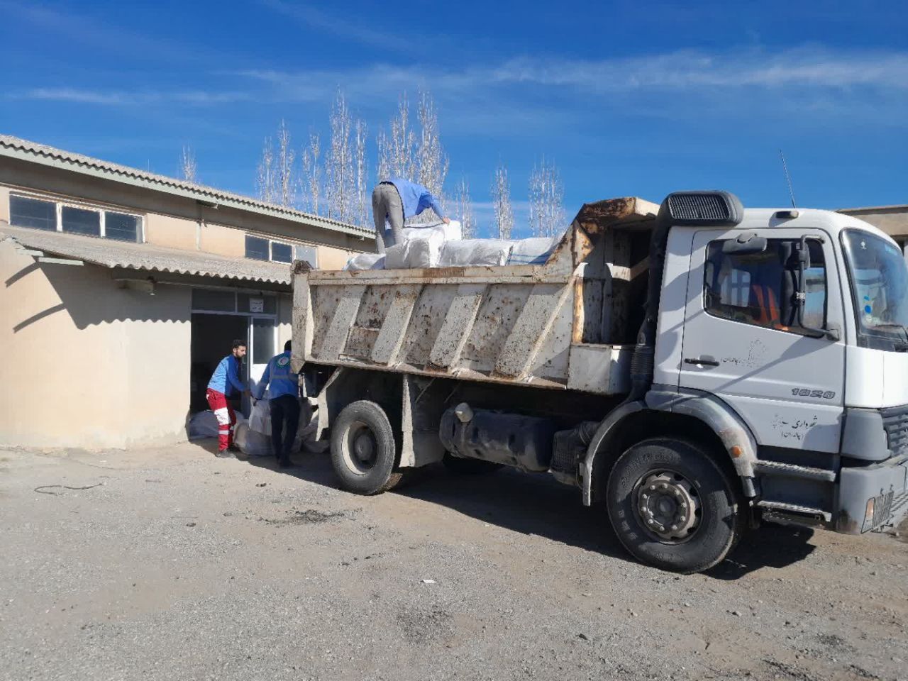 بارگیری پنجمین مرحله از کمک های امدادی جمعیت هلالاحمر چالدران شامل 720 تخته پتو جهت ارسال به مناطق زلزله زده شهرستان خوی با همکاری فرمانداری ،راهداری و حمل و نقل جادهای ،شهرداری و هلالاحمر چالدران