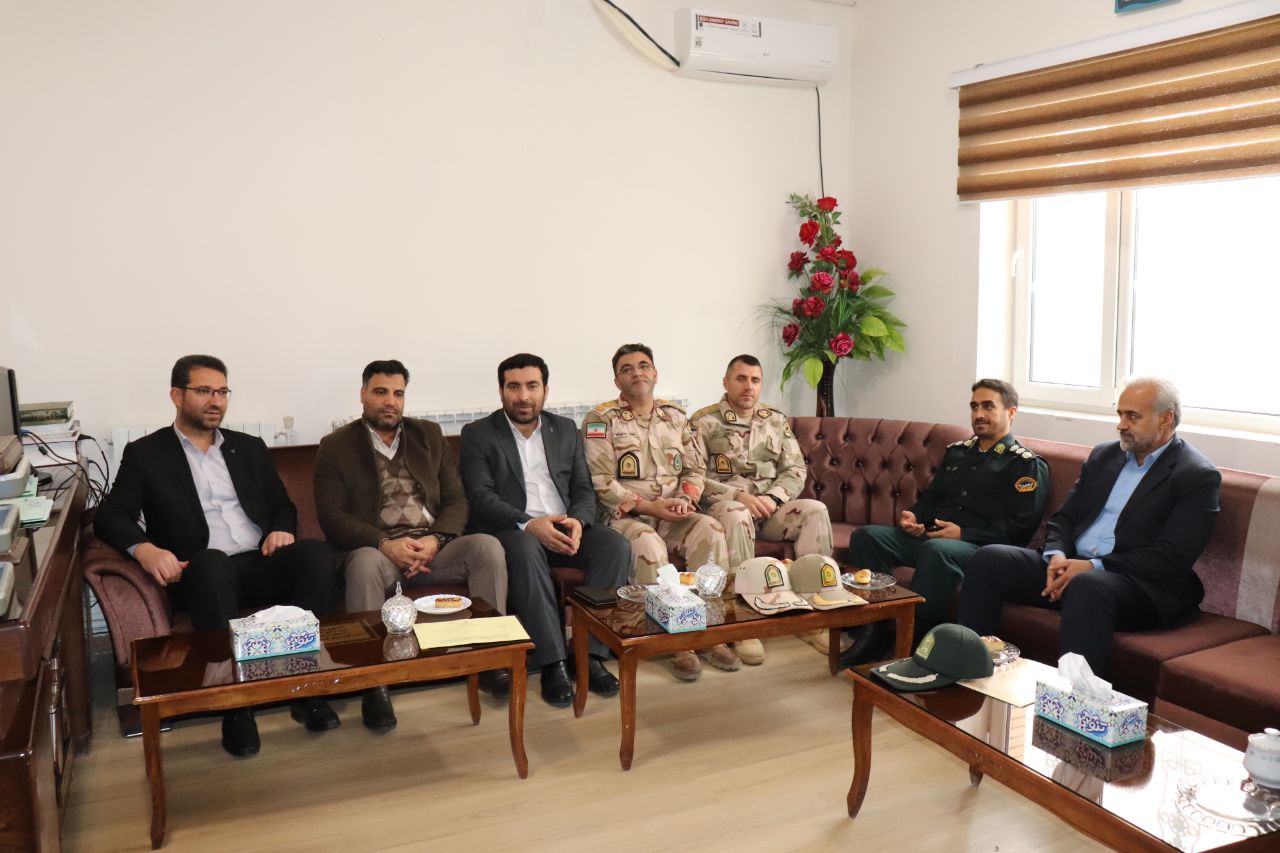 ✍ به گزارش روابط عمومی فرمانداری شهرستان چالدران؛ محمدرضا عبدالله نژاد فرماندار بهمراه اعضای شورای تأمین شهرستان با ذکی گرمی دادستان جدید عمومی و انقلاب شهرستان چالدران دیدار و گفتگو کردند .