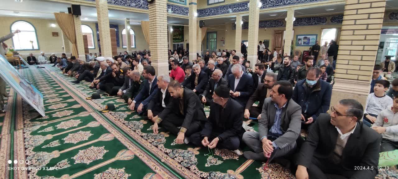 حضور محمد رضا عبداله نژاد فرماندار چالدران در نماز عبادی و سیاسی جمعه به امامت حجت الاسلام والمسلمین محمدزاده امام جمعه شهرستان و حضور پرشور مردم و مسئولین شهرستانی در مسجد جامع برگزار گردید .