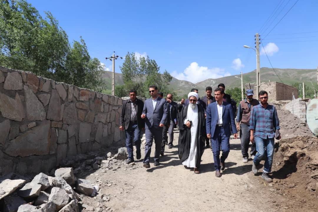 محمدرضا عبدالله نژاد فرماندار چالدران در روستای دلک وردی حضور یافت و ضمن دیدار با اهالی روستا از نزدیک از روند اجرایی احداث دیوارساحلی این روستا بازدید نمودند.