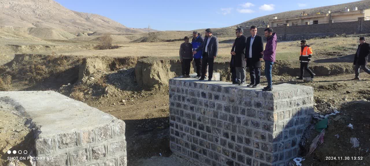 بازدید محمد رضا عبدالله نژاد فرماندار چالدران از ساخت پل مواصلاتی روستای امامقلی این طرح با اعتبار بیش از 100میلیون تومان و با مشارکت دهیاری و اهالی انجام گرفته است