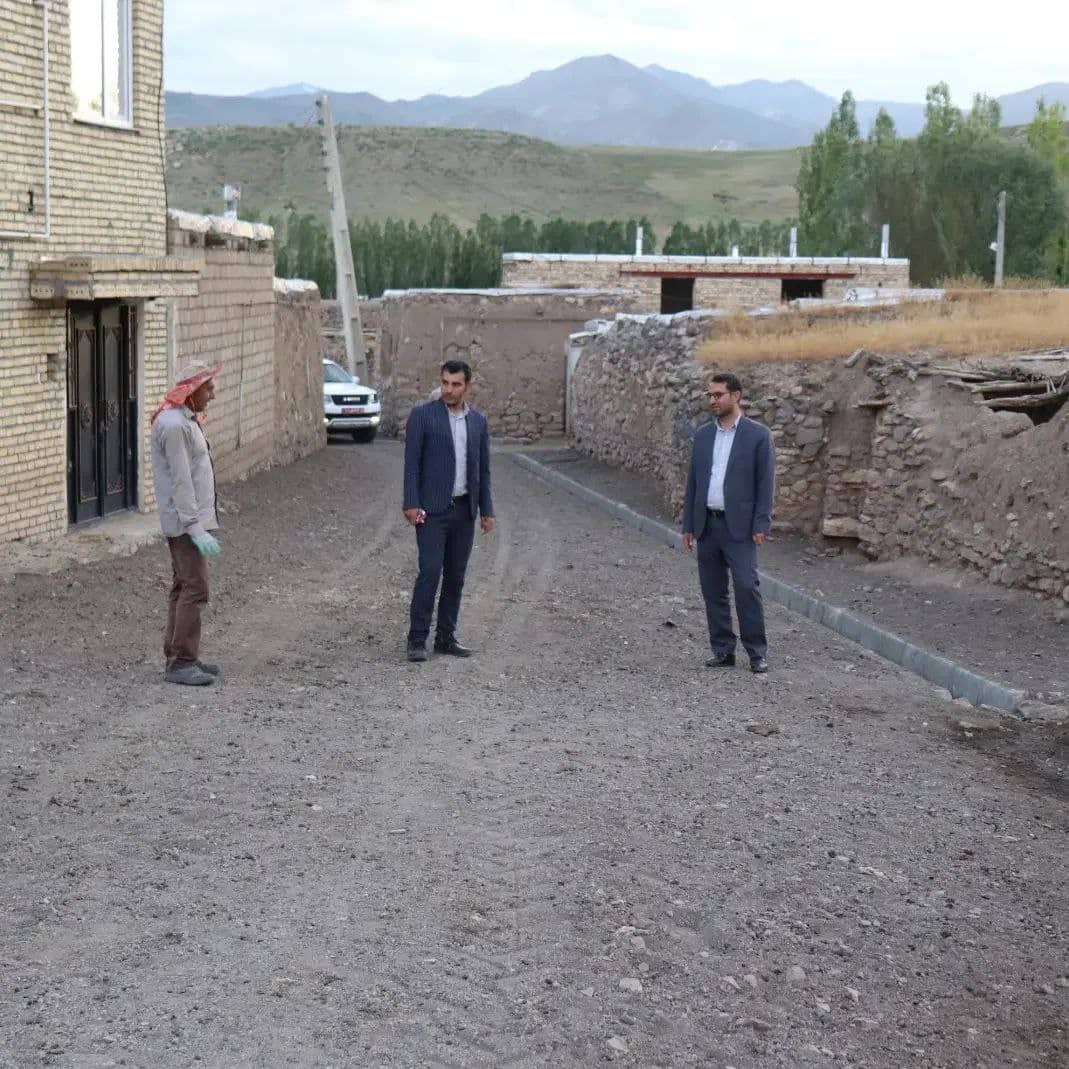 محمدرضا عبدالله نژاد فرماندار شهرستان چالدران در راستای بررسی نتایج سفرهای روستایی خود در روستای شاه گلن این شهرستان حضور یافت .
