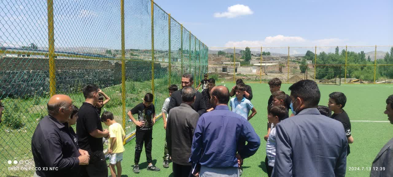 💢محمد رضا عبداله نژاد فرماندار چالدران از چمن ورزشی مصنوعی روستای عرب دیزج بازدید کرد
