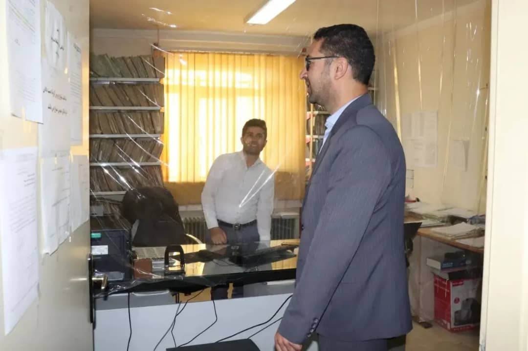 محمد رضا عبدالله نژاد فرماندار شهرستان با حضور در اداره امور مالیاتی این شهرستان از نزدیک وضعیت خدمات رسانی این اداره را مورد بررسی قرار داد .