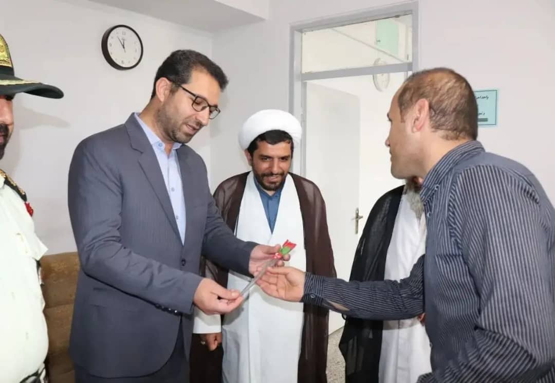 محمدرضا عبدالله نژاد فرماندارشهرستان چالدران به مناسبت گرامی داشت هفته قوه قضائیه در دادگستری چالدران حضور یافت ، ضمن تبریک این هفته با اهداء شاخه گل از زحمات قضات و کارکنان تجلیل و قدردانی کرد.