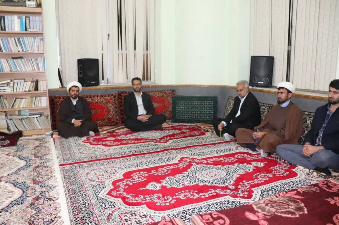 محمد رضاعبدالله نژاد فرماندار شهرستان چالدران با حضور در جمع نمازگزاران مسجدامام رضا (ع) ضمن دیدار با اهالی کوی ولیعصر مسائل و مشکلات اهالی این منطقه را از نزدیک مورد بحث بررسی قرار داد.