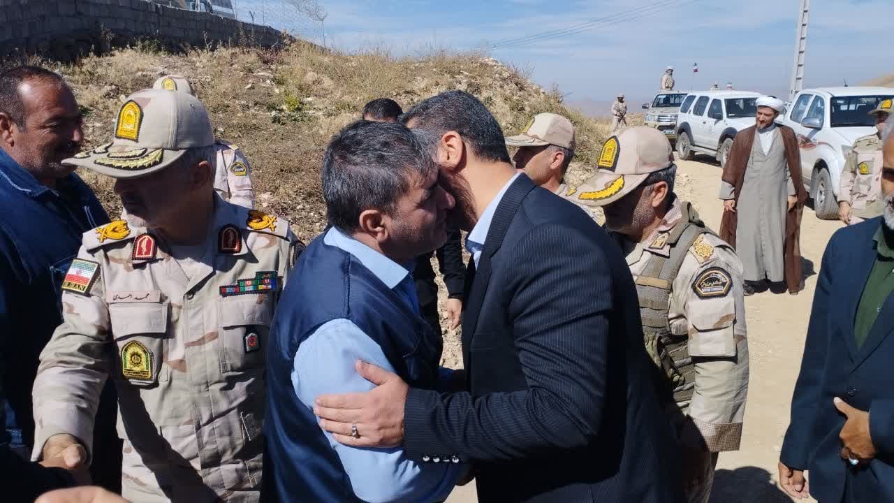به گزارش پایگاه اطلاع رسانی فرمانداری چالدران، محمد رضا عبدالله نژاد فرماندار چالدران به همراه سردار احمدی فرمانده مرزبانی استان و اعضای شورای تامین با حضور در پاسگاه مرزی بابانور این شهرستان ضمن دی