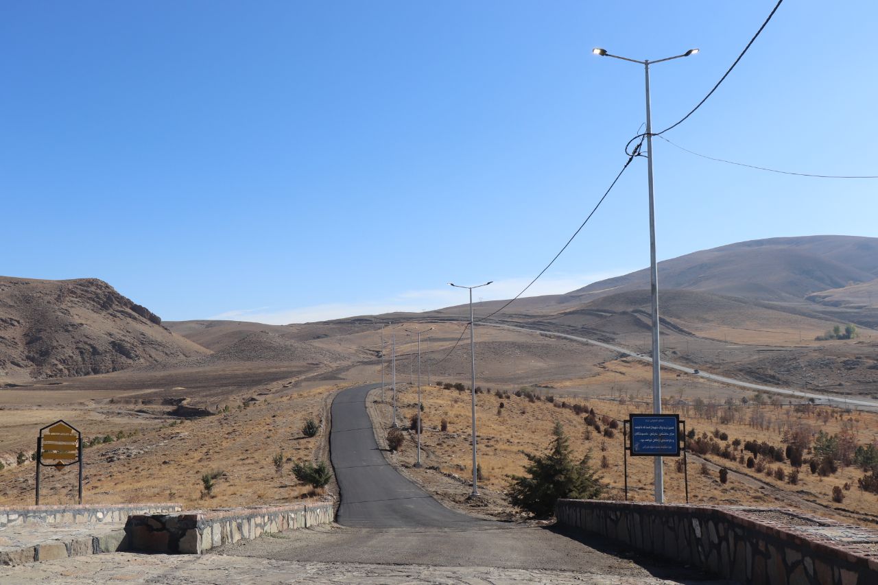 بازدید فرماندار از روند اجرایی طرح بهسازی و آسفالت ریزی محور ارتباطی به یادمان شهدای گمنام