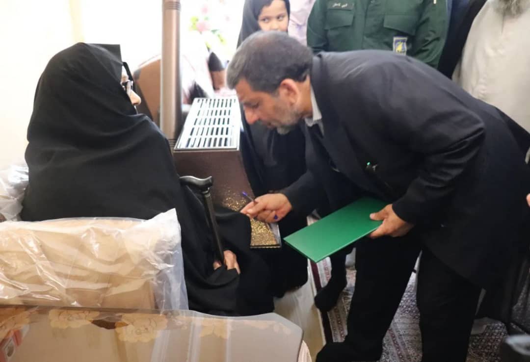 ضرغامی وزیر میراث فرهنگی ، گردشگری و صنایع دستی به همراه عبدالله نژاد فرماندار شهرستان چالدران در منزل شهید والامقام محمد صادق رضایی حضور یافتند.