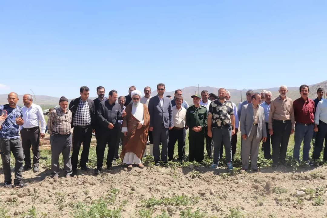 به مناسبت گرامیداشت هفته جهاد کشاورزی با حضور محمدرضا عبدالله نژاد فرماندار شهرستان چالدران طرح آبیاری تحت فشار به وسعت 7هکتار با اعتبار 1میلیارد 500میلیون ریال در روستای گل اشاقی به بهره برداری رسید