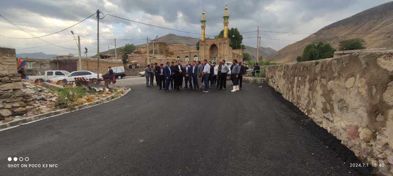 بازدید محمد رضا عبداله نژاد فرماندار چالدران از طرح آسفالت معابر روستای سعدل
