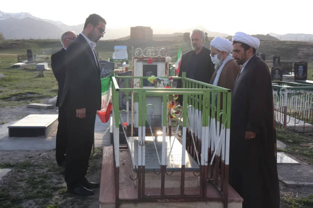 ✅محمد رضا عبدالله نژاد فرماندار شهرستان چالدران در مزار شهدای شهر آواجیق حضور یافت و با نثار فاتحه بر مقام شامخ شهدا و تجدید میثاق با آرمانهای آنان بر حفظ راه شهیدان تاکید کردند.