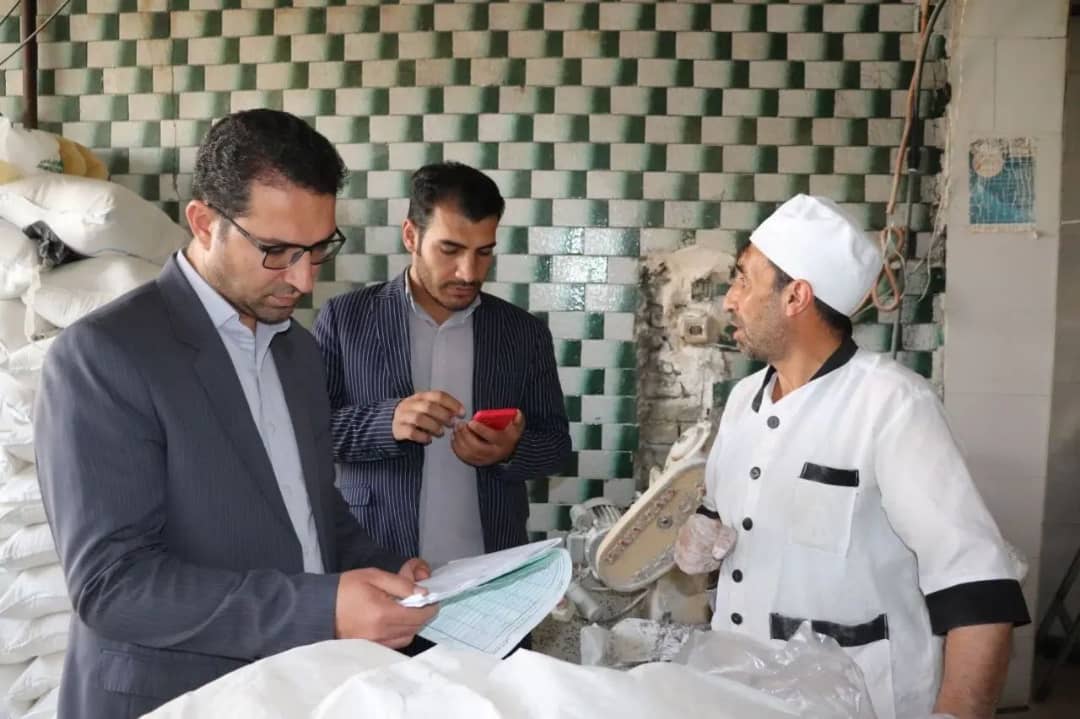 محمد رضا عبدالله نژاد فرماندار شهرستان چالدران به منظور رفع مشکلات کمی و کیفی و ساماندهی آرد و نان نانوایی ها به صورت سرزده از چند واحد نانوایی در سطح شهر بازدید کرد.