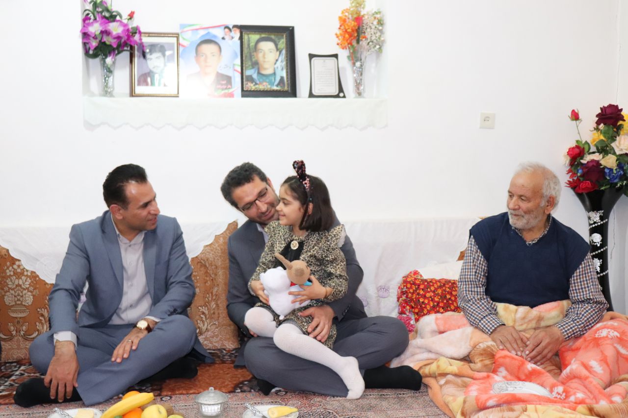 عبدالله نژاد فرماندار به همراه مدیر کل ورزش و جوانان استان بمناسبت گرامیداشت ایام الله دهه فجر با خانواده شهید جاوید الاثر محمد باقر عباس زاده دیدار و گفتگو کردند .