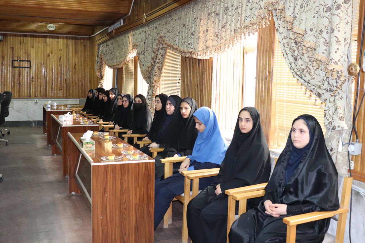  آیین تجلیل از دانش آموزان دختر برتر علمی مدارس متوسطه دوم شهرستان چالدران