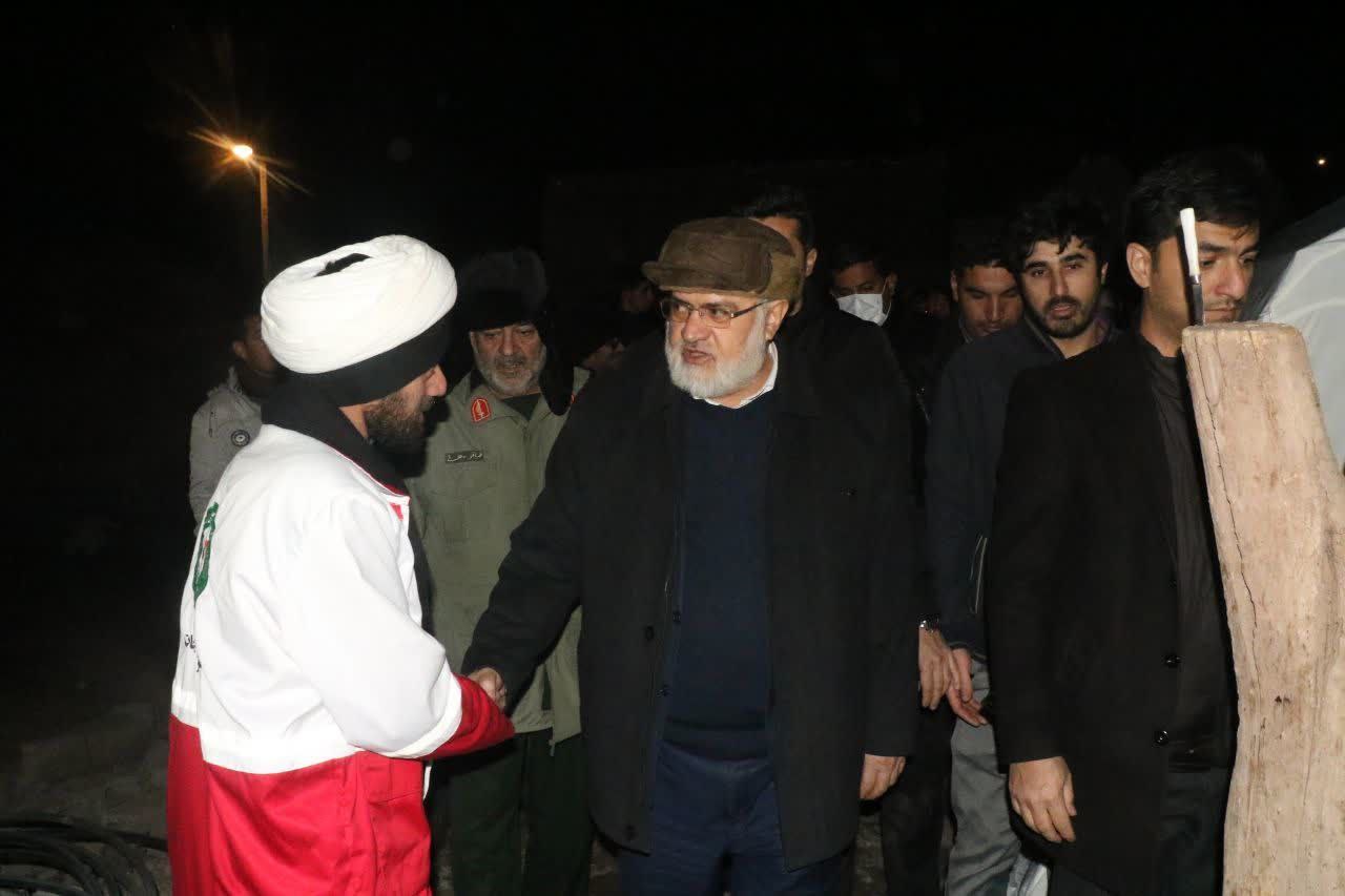 بازدید شبانه محمدصادق معتمدیان استاندار آذربایجانغربی از مناطق زلزله زده شهرستان خوی