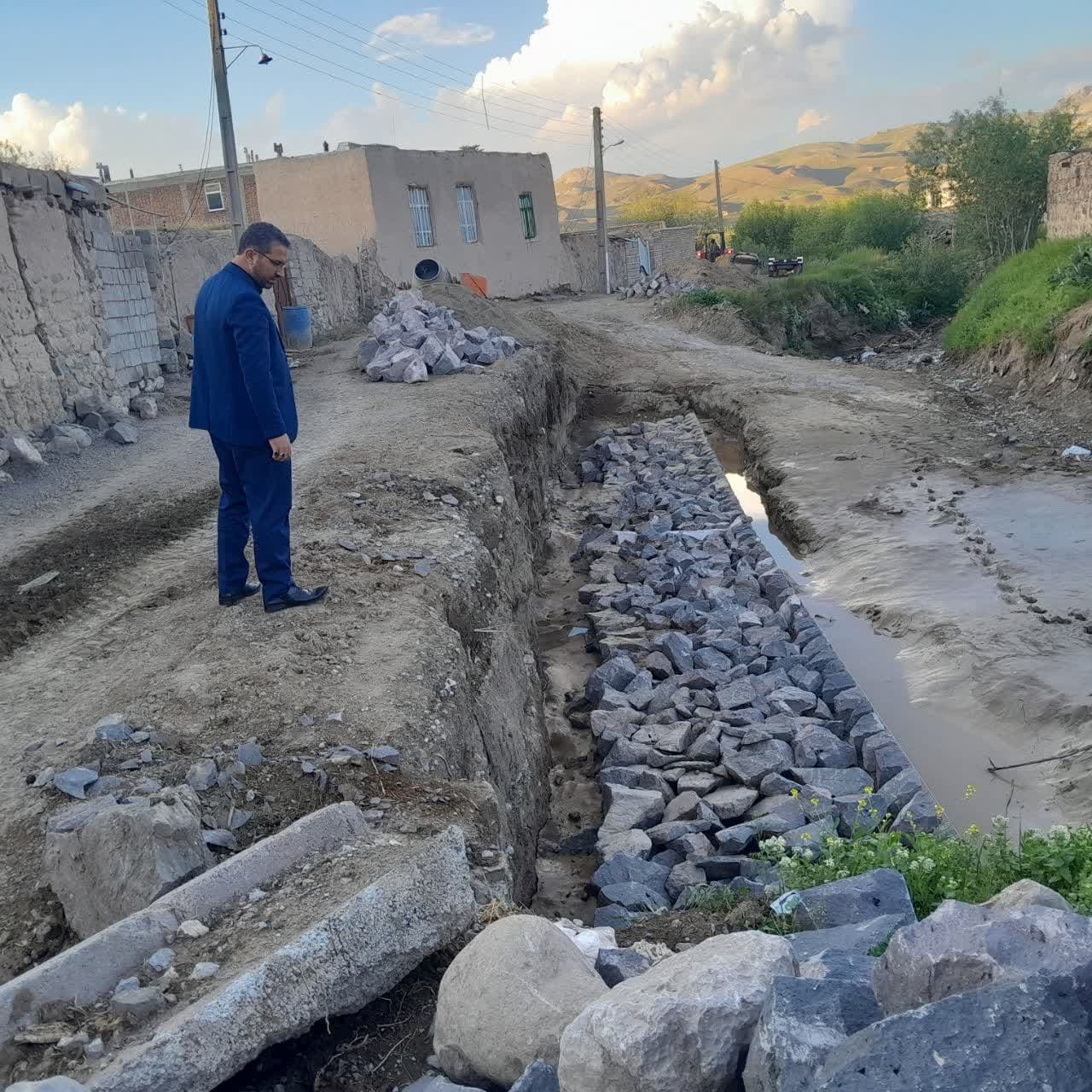 📸گزارش تصویری به گزارش روابط عمومی فرمانداری شهرستان چالدران ؛ محمد رضا عبدالله نژاد فرماندارچالدران با حضور در روستای اروج کندی بخش دشتک ضمن بازدید میدانی از اجرای پروژه احداث دیوار ساحلی در این