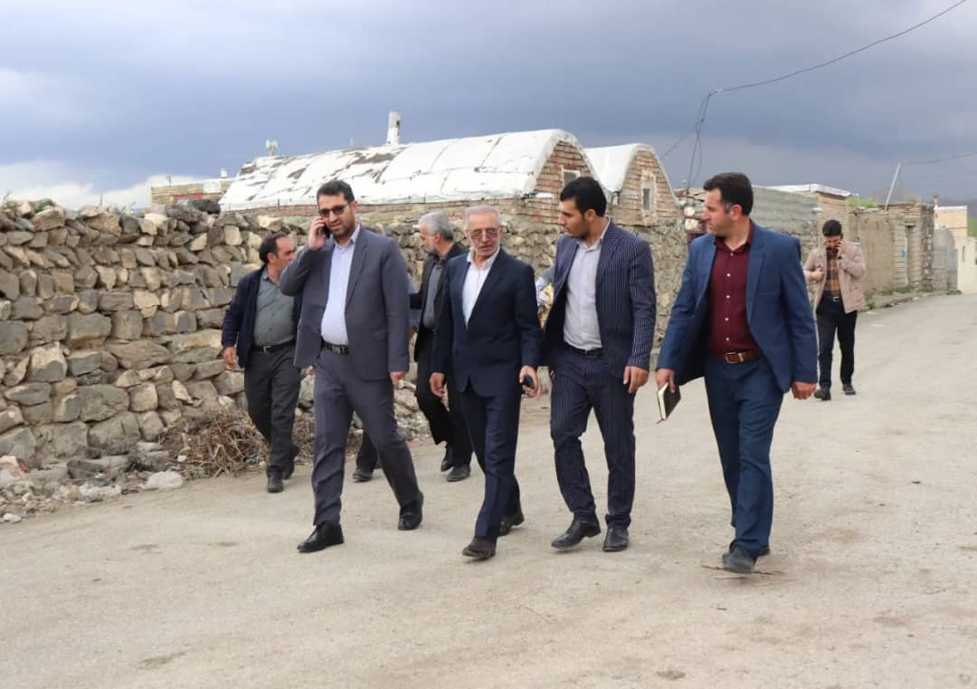 محمد رضا عبدالله نژاد فرماندار شهرستان چالدران به همراه معاونین خود با حضور در روستای تازه کند مسائل و مشکلات این روستا را از نزدیک مورد بحث و بررسی قرار داد.