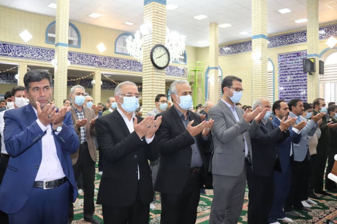 محمد رضا عبدالله نژاد فرماندار شهرستان چالدران به همراه معاونین خود در نماز عید سعید فطر که در مسجد جامع این شهرستان به امامت حجت الاسلام و المسلمین محمدزاده امام جمعه چالدران اقامه شد حضور یافت.