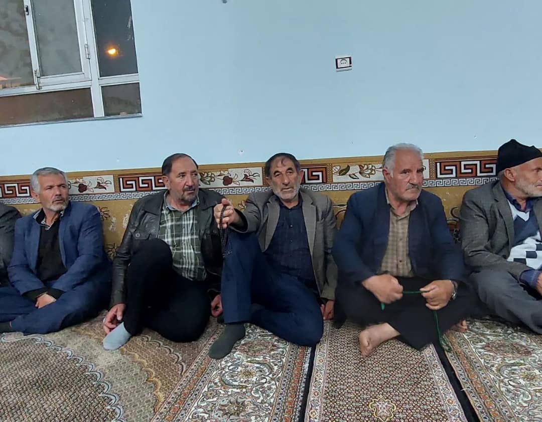 محمد رضا عبدالله نژاد فرماندار شهرستان چالدران در مسجد روستای گل اشاقی حضور یافت و ضمن اقامه نماز مغرب و عشاء با اهالی این روستا دیدار ومسائل ، مشکلات آنان را مورد بررسی قرار دادند.