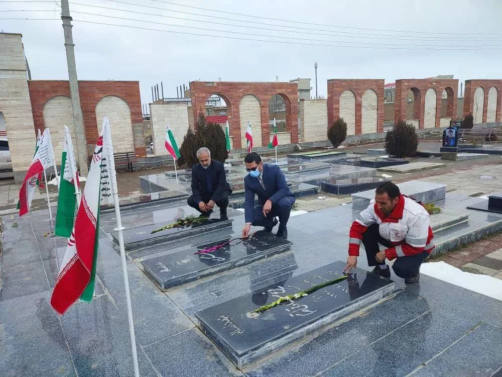 ✅عبدالله نژاد فرماندار شهرستان چالدران به همراه ابراهیم زاده معاون سیاسی ،امنیتی و اجتماعی فرماندار در اولین روز از سال جدید در مزار شهدای شهرستان چالدران حضور یافتند.