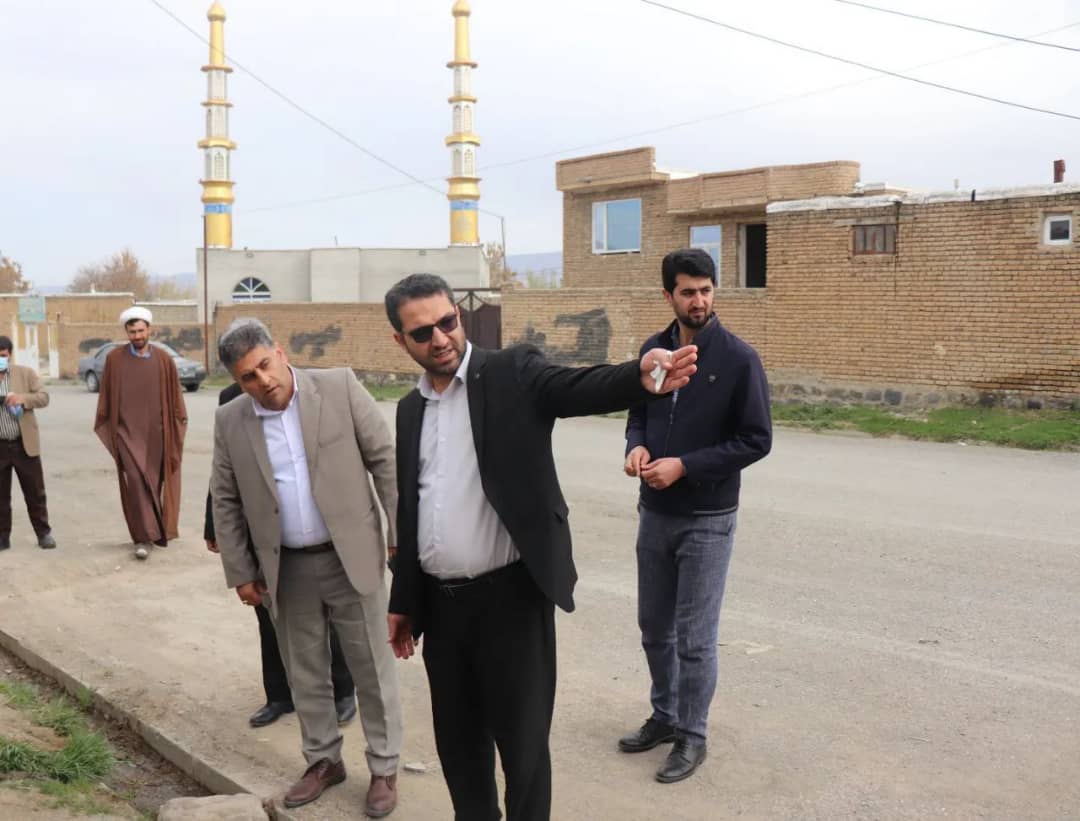 محمد رضا عبدالله نژاد فرماندار شهرستان چالدران در محله ولیعصر (تپه) حضور یافت و ضمن دیدار با اهالی این محله از نزدیک مسائل و مشکلات آنان را از نزدیک مورد بررسی قرار دادند.