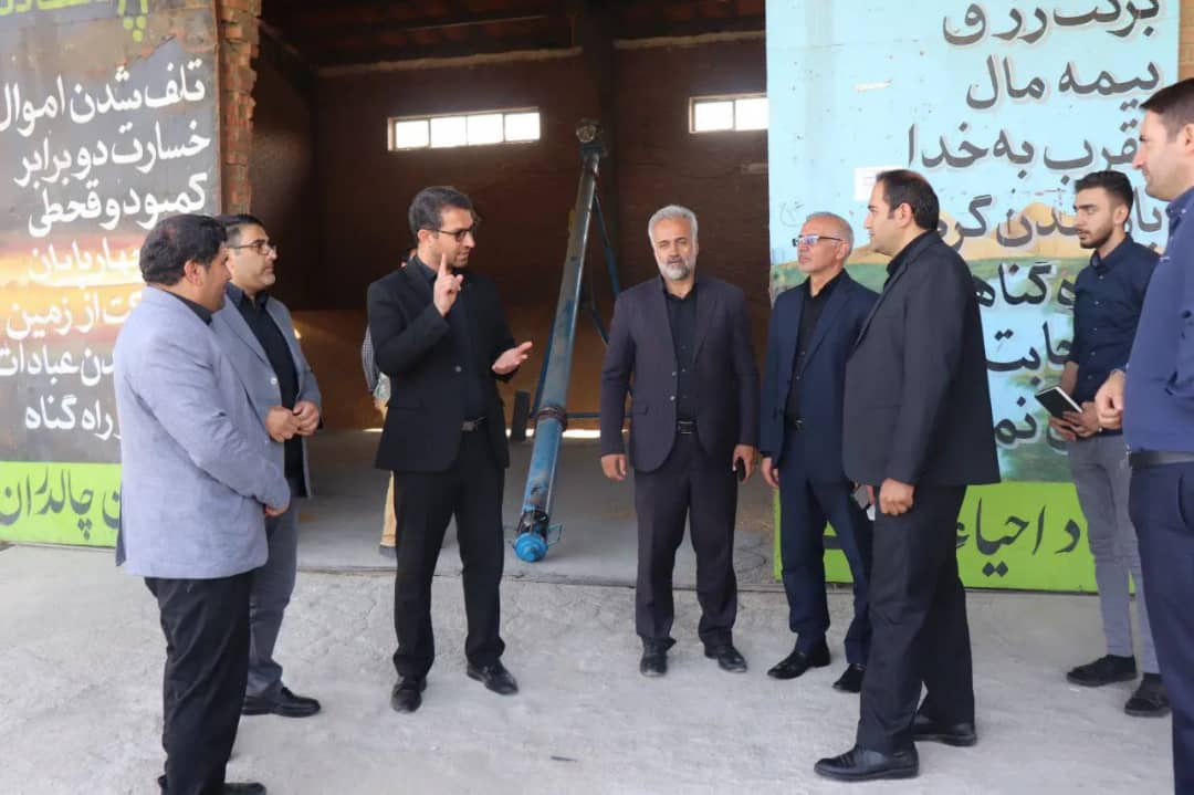 محمد رضا عبدالله نژاد فرماندار شهرستان چالدران به همراه معاونین خود از محل مرکز خرید گندم اداره تعاون روستایی چالدران بازدید کرد .