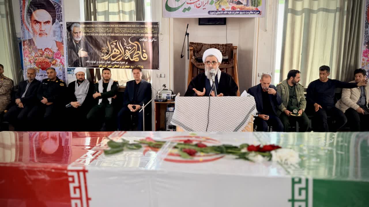 حضور فرماندار، امام جمعه و اعضای شورای تامین در مراسم استقبال از پیکر مطهر شهید گمنام