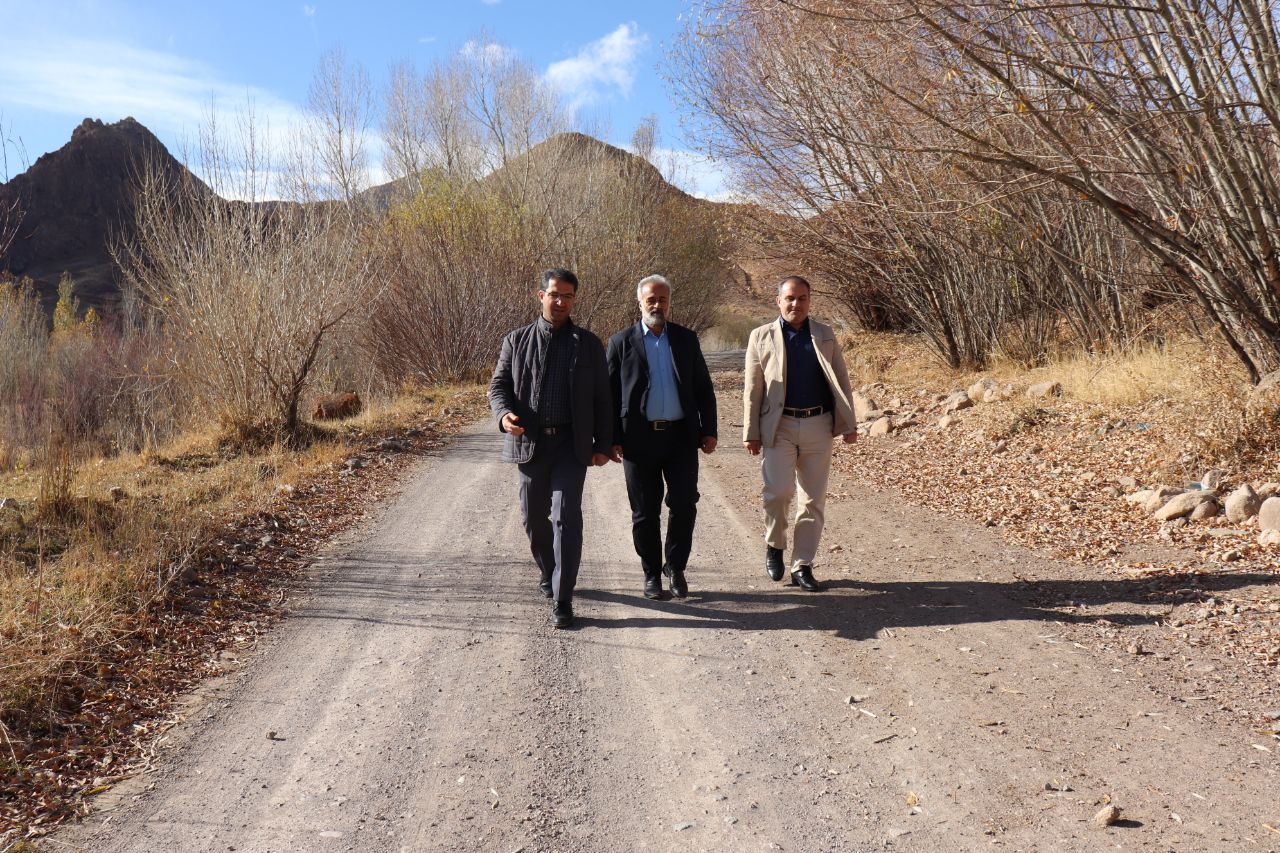 ✍ به گزارش روابط عمومی فرمانداری شهرستان چالدران ؛ محمدرضا عبدالله نژاد فرماندار شهرستان چالدران از اجرای طرح هادی روستای زاویه علیا از توابع بخش مرکزی چالدران بازدید کردند.