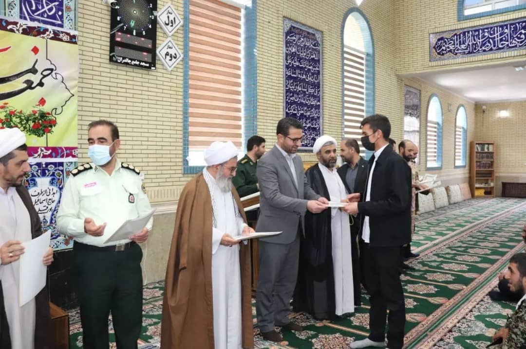 محمدرضا عبدالله نژاد فرماندار شهرستان چالدران با حضور در مسجد جامع این شهر، در مراسم عبادی سیاسی نماز جمعه این هفته شرکت نمود.