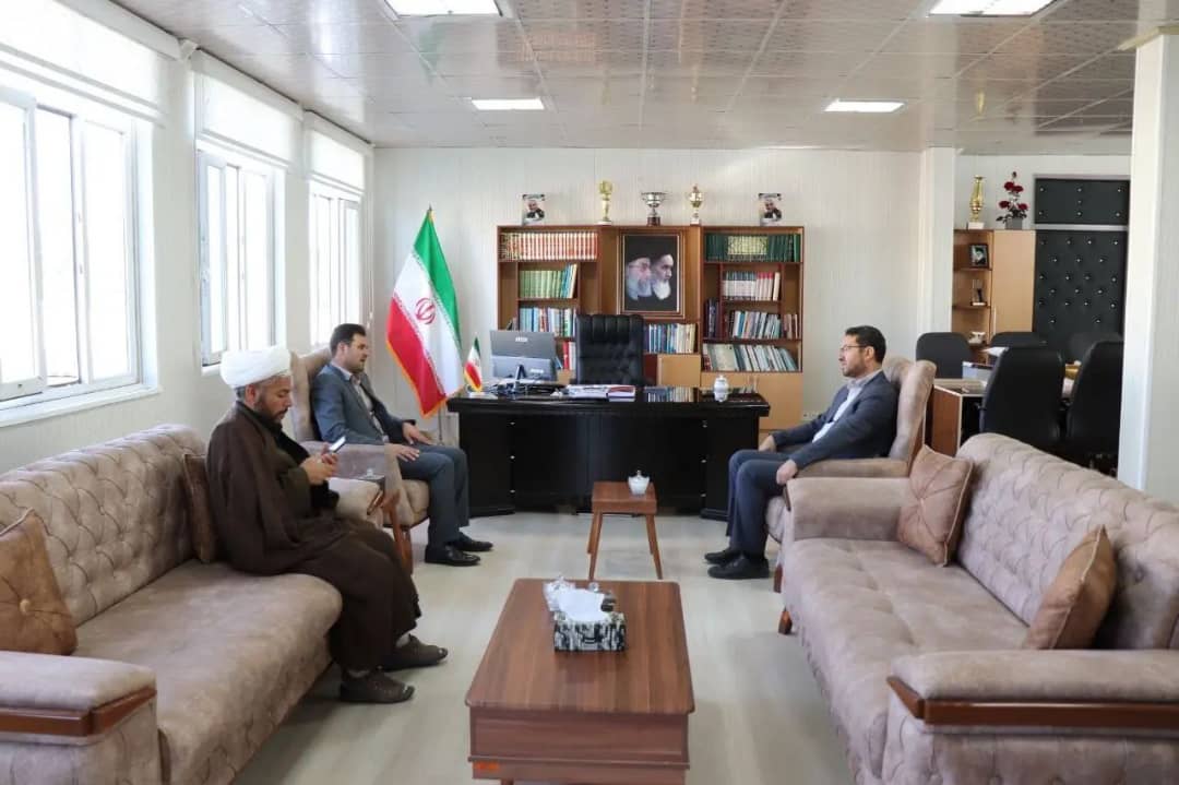 در دومین روز از هفته دولت اعضای شورای اداری چالدران باحضور در محل دفتر فرماندار چالدران با محمدرضا عبدالله نژاد فرماندار شهرستان دیدار و گفتگو کردند.