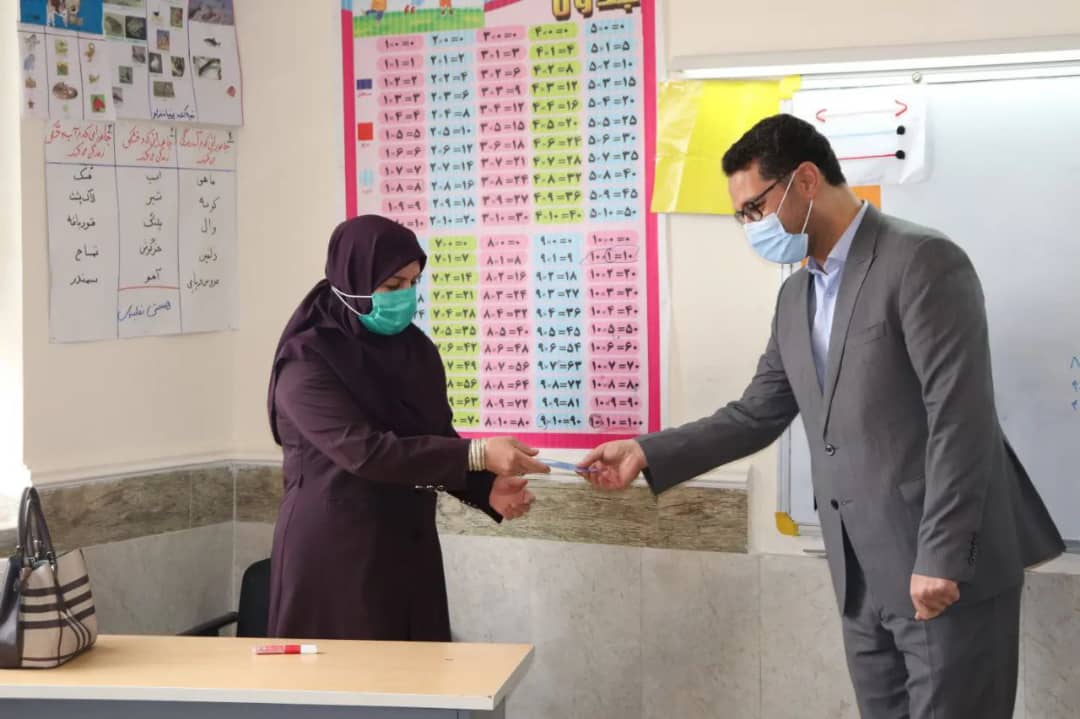 به مناسبت گرامی داشت  هفته معلم محمد رضا عبدالله نژاد فرماندارشهرستان چالدران در مدارس چالدران حضور یافت و ضمن تبریک هفته معلم  با  معلمان و دانش آموزان دیدار نمودند.