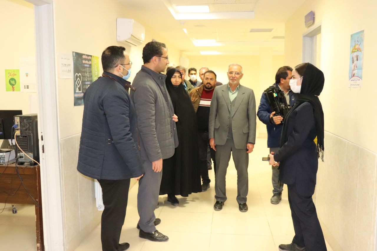 فرماندار چالدران به همراه موسوی بخشدار دشتک و دکتر علیزاده رئیس شبکه بهداشت ودرمان ازروند ارائه خدمات درمانی و بهداشتی مرکز جامع سلامت شهر آواجیق بازدید وبا پرسنل این مرکز دیدار و گفتگو کرد .