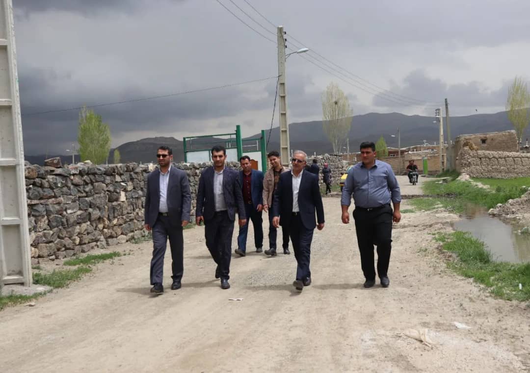 محمد رضا عبدالله نژاد فرماندار شهرستان چالدران به همراه معاونین خود با حضور در روستای تازه کند مسائل و مشکلات این روستا را از نزدیک مورد بحث و بررسی قرار داد.