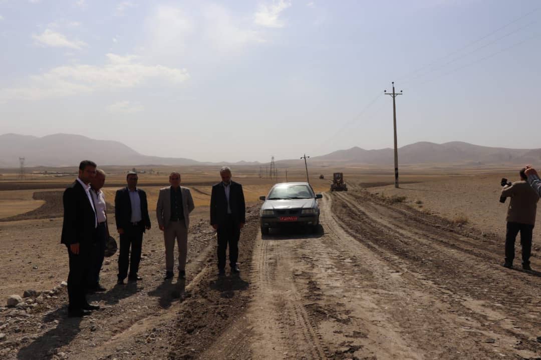 محمد رضا عبدالله نژاد فرماندار شهرستان چالدران از مراحل بهسازی و آسفالت ریزی راه روستای قره تولکی چالدران بازدید کردند.