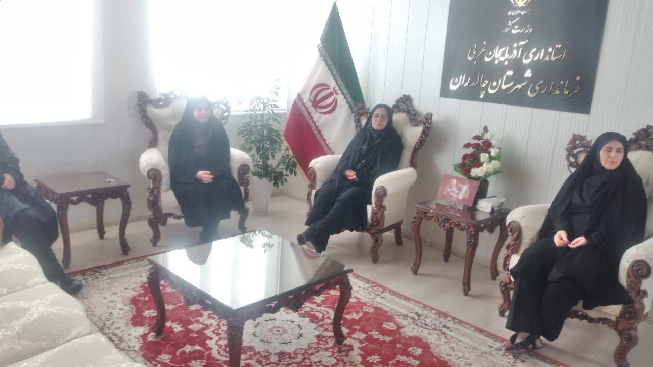 دیدار کارکنان فرمانداری شهرستان چالدران با محمدرضا عبدالله نژاد فرماندار به مناسبت سال نو