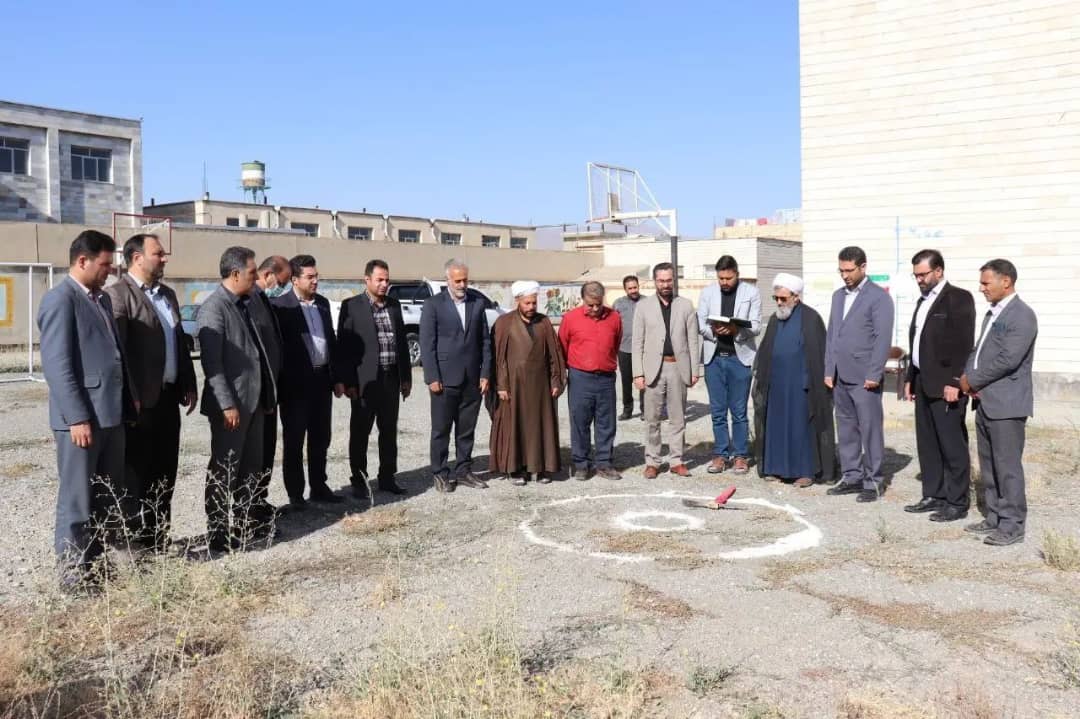 گلنگ زنی احداث چمن مصنوعی مینی فوتبال دبیرستان شهید جبارزاده در دومین روز از هفته دولت با حضور محمدرضا عبدالله نژاد فرماندارشهرستان چالدران