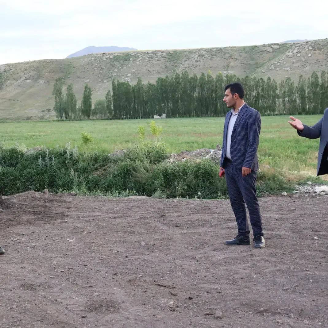محمدرضا عبدالله نژاد فرماندار شهرستان چالدران در راستای بررسی نتایج سفرهای روستایی خود در روستای شاه گلن این شهرستان حضور یافت .