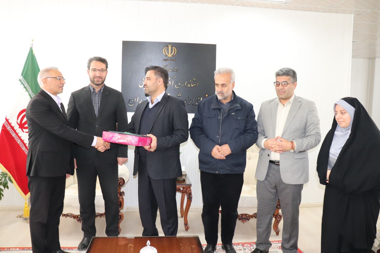 تجلیل از کارمند جانباز فرمانداری چالدران