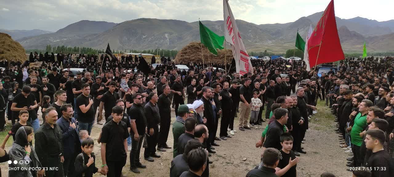 همزمان با تاسوعای حسینی محمد رضا عبداله نژاد فرماندار چالدران، به همراه امام جمعه محترم شهرستان و مسئولین شهرستانی با حضور در بین عزاداران روستای زاویه سفلی به عزاداری سید و سالار شهیدان پرداختند.